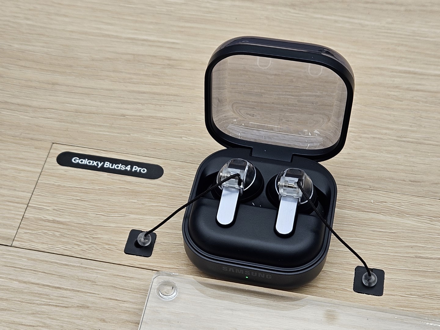 갤럭시 버즈4 프로 블랙. 전시된 제품을 촬영한 이미지.