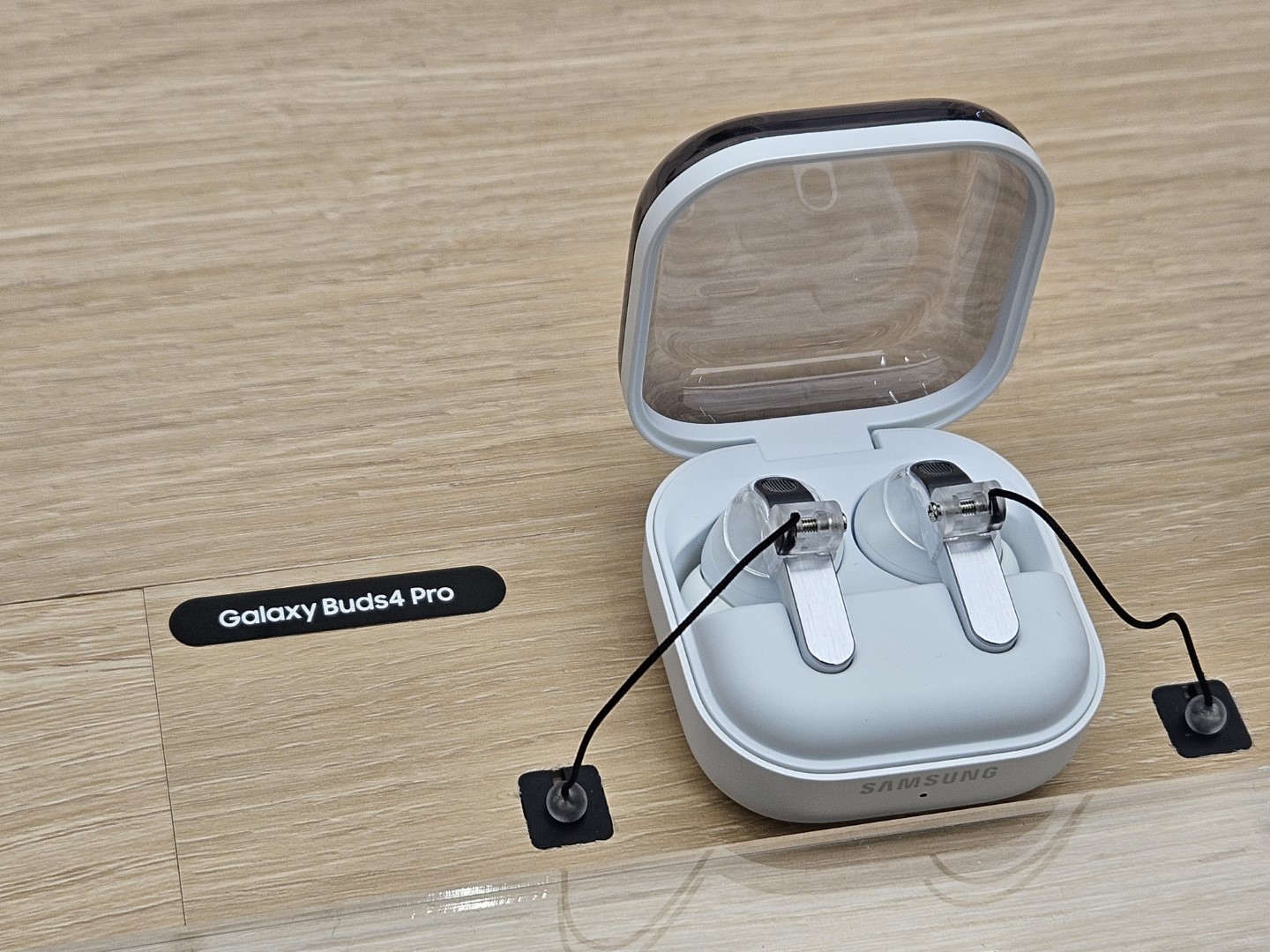갤럭시 버즈4 프로 화이트. 전시된 제품을 촬영한 이미지.